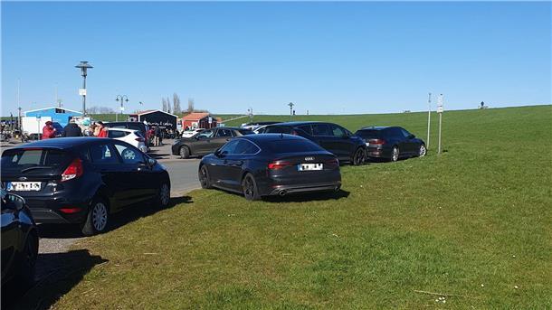 Wremen will mit Schwellen und Leitpollern gegen das wilde Parken kämpfen Gerade bei gutem Wetter, hier im April, kommt es immer wieder vor, dass Besucher des Wremer Hafens auch auf dem Deichfuß parken.