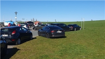 Gerade bei gutem Wetter, hier im April, kommt es immer wieder vor, dass Besucher des Wremer Hafens auch auf dem Deichfuß parken.