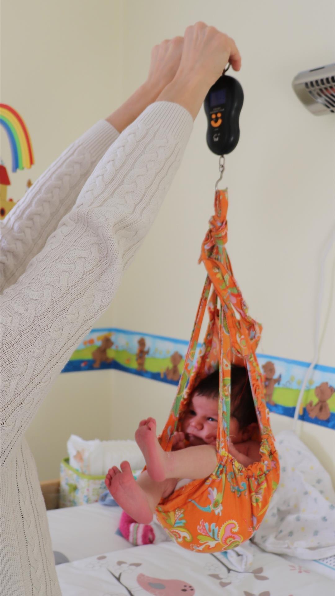 Hebammenmangel: „Schwangere auf dem Land haben verloren“ Gerade in den ersten Tagen zuhause betreut eine Hebamme die frischgebackenen Eltern intensiv und kommt fast täglich vorbei - und schaut etwa, ob das Baby gut zunimmt. Dem kleinen Mädchen scheint das Wiegen in jedem Fall zu gefallen.