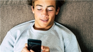 Gerade junge Menschen verbringen viel Zeit am Handy. Das kann problematisch werden.