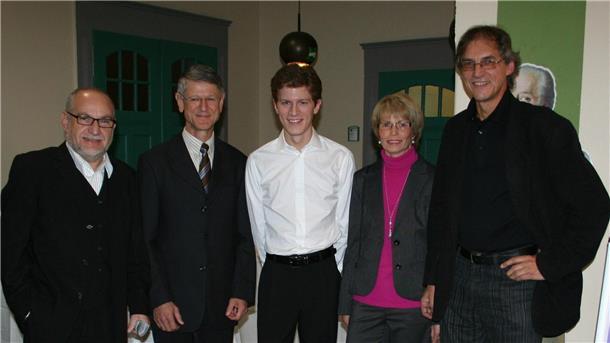 Warum der Pianist der Extraklasse Alexander Krichel Nordenham so treu ist Gerade mal 20 Jahre alt war Alexander Krichel (Mitte), als er erstmals in Nordenham spielte. Das Konzert war vom inzwischen verstorbenen Dr. Klaus Bethge (2. von links) finanziert worden. Mit seiner Frau Birgit hat Alexander Krichel noch immer Kontakt.