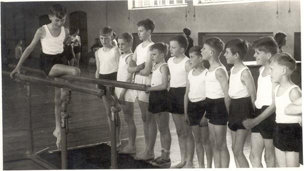 Geräteturnen in der Turnhalle Atens.