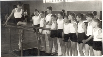 Geräteturnen in der Turnhalle Atens.