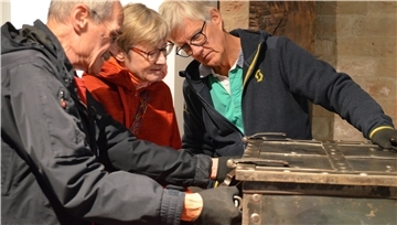 Besucher bei der Sonderausstellung in der Burg Bederkesa