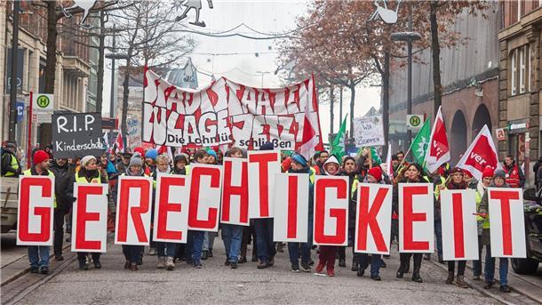 Mehrere Tausend Teilnehmer bei „Stadtstaatenstreik“ „Gerechtigkeit“ - Teilnehmer ziehen beim „Stadtstaatenstreik“ durch die Hamburger Mönckebergstraße.