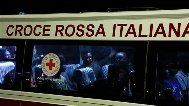 Italiens Kabinett berät zu Migrationskrise auf Lampedusa Gerettete Menschen sitzen in einem Bus, nachdem sie auf Lampedusa von einem Boot gestiegen sind.