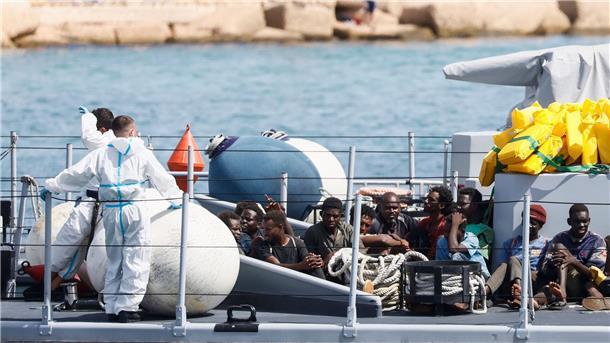 Gerettete Migranten im Hafen der italienischen Insel Lampedusa. Die Ankunft Tausender Bootsmigranten in kurzer Zeit hat die Insel an ihre Grenzen gebracht.