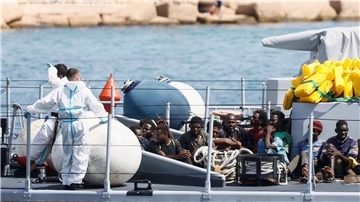 Gerettete Migranten im Hafen der italienischen Insel Lampedusa. Die Ankunft Tausender Bootsmigranten in kurzer Zeit hat die Insel an ihre Grenzen gebracht.