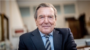 Gerhard Schröder fühlt sich weiterhin heimisch in der SPD, der er seit 61 Jahren angehört.