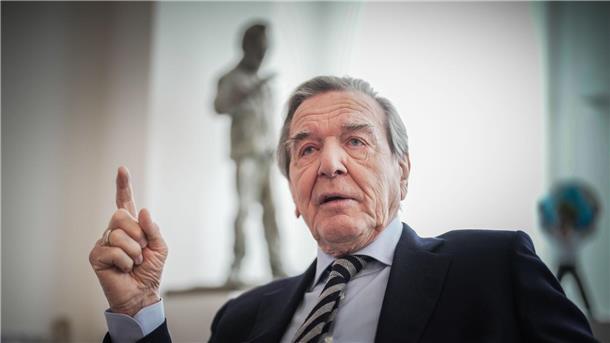 Schröder: SPD hat den Kompass verloren Gerhard Schröder (SPD) ist seit seiner Kanzlerschaft von 1998 bis 2005 mit Russlands Präsident Wladimir Putin befreundet.