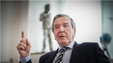 Gerhard Schröder (SPD) ist seit seiner Kanzlerschaft von 1998 bis 2005 mit Russlands Präsident Wladimir Putin befreundet.