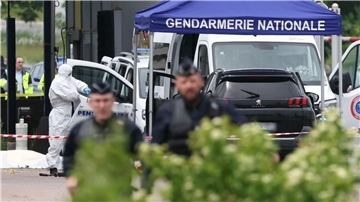 Gerichtsmediziner und Polizisten am Ort des Angriffs an einer Mautstelle in Nordfrankreich.
