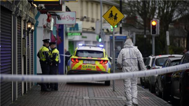 Angriff in Dubliner Steakhaus: Ein Mann getötet Gerichtsmediziner und Polizisten am Tatort - ein Restaurant im Vorort Blanchardstown.