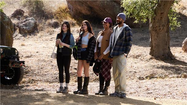 Western-Walk statt Wattwandern: Ist Xenia aus Loxstedt bei GNTM noch im Rennen? Vier Personen (drei Frauen und ein Mann) stehen in der Natur. Alle tragen Wanderkleidung.