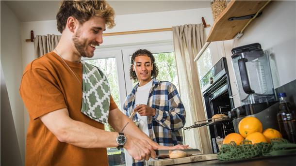 Fleischlos und ruckzuck zubereitet: So isst die Generation Z Zwei junge Männer kochen.
