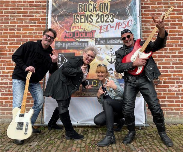 Gernot und Sonja Bieber sowie Maike Brünjes und Frerk Francksen gehen schon mal in Pose für „Rock on Isens“.