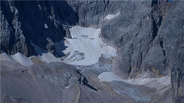 Gletscher vor dem Abschmelzen - Atempause im „Sterbeprozess“ Geröll und Schneereste liegen auf dem Höllentalferner unterhalb der Zugspitze.
