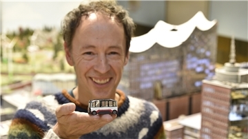 Gerrit Braun mit dem Minibus in der Hand.