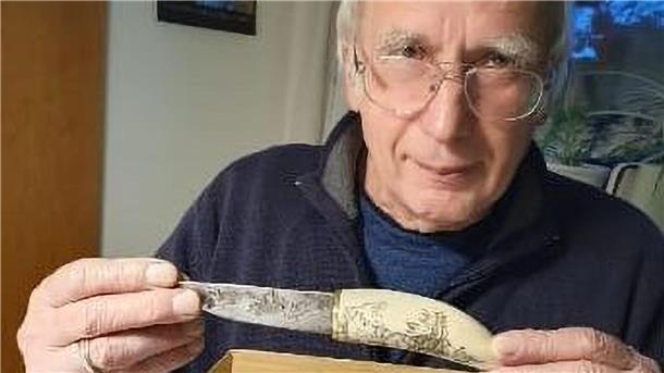 Messer-Verzierungen aus Nordenham für Fatih Akins Film „Amrum“ Gert Rosenbohm mit einem der Messer mit einer Scrimshaw-Verzierung.