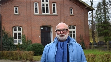 Neue Arztpraxen in Butjadingen werden gut angenommen Gert von Heugel betreibt die Hausarztpraxis in ehemaligen Küsterhaus in Stollhamm. Sie existiert seit März vergangenen Jahres und war bereits Angang des dritten Quartals 2021 fest etabliert.