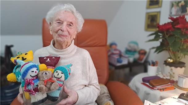 Gertrud Berger aus Beverstedt lässt an ihrem 102. Geburtstag die Puppen tanzen, die sie selbst immer noch gern strickt.