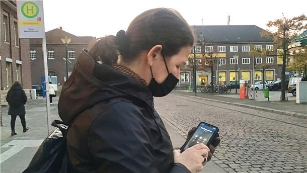 Busfahrer-Streik bringt viele Menschen in die Bedrouille Gertrude Dyla ist kurz nach 7 Uhr mit dem Zug aus Bremen gekommen, wie jeden Morgen. Und sie verzweifelt, weil kein Bus fährt.