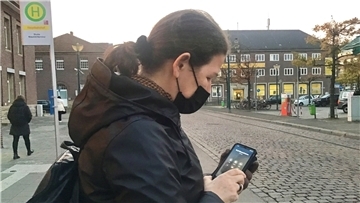Busfahrer-Streik bringt viele Menschen in die Bedrouille Gertrude Dyla ist kurz nach 7 Uhr mit dem Zug aus Bremen gekommen, wie jeden Morgen. Und sie verzweifelt, weil kein Bus fährt.