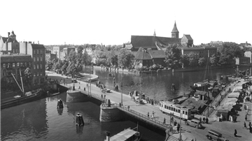 Geschäftiges Treiben herrschte am Ufer des Pregel. Von dort fiel der Blick auf die Kneiphof-Insel mit dem Königsberger Dom. Die Aufnahme entstand vor 1944.