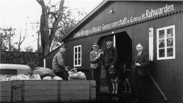 Geschäftsführer Adolf Reiners (rechts) verfolgte in den 1950er Jahren eine Warenverladung bei „seiner“ Landwirtschaftlichen Bezugs- und Absatz-Genossenschaft Ruhwarden.