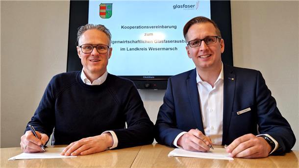 Wesermarsch: So sollen noch mehr Haushalte schnelles Internet erhalten Zwei Männer unterschreiben etwas