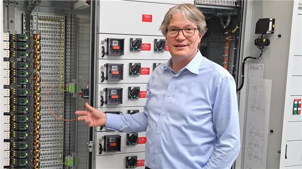 Aus der Tabuzone geholt: Firma Sitte bietet Hilfe für alkoholkranke Kollegen Geschäftsführer Bernd Sitte zeigt eine Notschalttafel, die demnächst in einem Kreuzfahrtschiff verbaut wird.