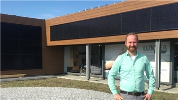 Geschäftsführer Hendrik Lenz vor der neuen Photovoltaik-Fassade des Wohncenters Nordenham. Er plant eine Nachhaltigkeitsmesse.