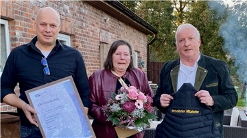 Geschäftsführer Jens Oetjen (links) bedankte sich mit vielen Geschenken bei Udo Poppe (mit Ehefrau ) für dessen 47-jährige Treue zum Unternehmen. Foto: Oetjen