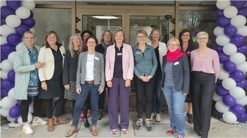 Geschäftsführung und Mitarbeitende stehen vor dem Eingang des neuen PBW-Standort in der Postbrookstraße 91 in Bremerhaven