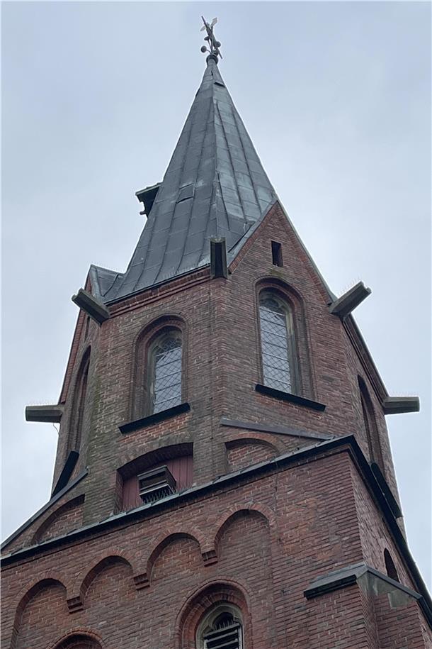 Hoch hinaus für den Artenschutz: Weshalb dieser Mann ständig Kirchtürme besteigt Geschafft, der Kasten ist angebracht. Hinter den Fenstern darüber steckt in einem hölzernen Verschlag das Uhrwerk der Kirchturmuhr.