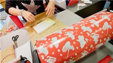 Es werden Weihnachtsgeschenke eingepackt.