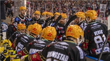 Geschlossen für das eine große Ziel - mit den Fans im Rücken: Die Fischtown Pinguins wollen das Duell noch drehen und gegen Genf ins CHL-Halbfinale einziehen.