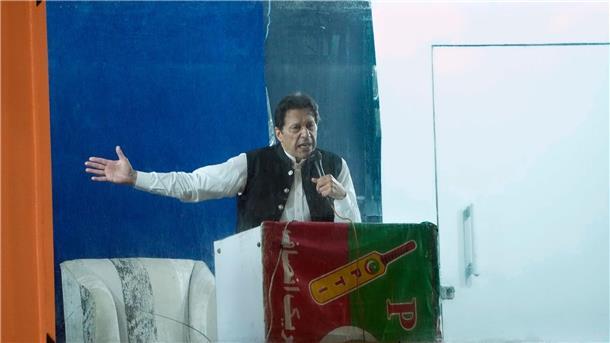 Anhänger von Pakistans Ex-Premier stürmen Militärgebäude Geschützt durch eine kugelsichere Barriere spricht Imran Khan, ehemaliger Premierminister von Pakistan, während einer Kundgebung. Khan ist wegen Ermittlungen in einem Korruptionsverfahren in Islamabad verhaftet worden.