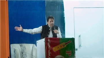 Geschützt durch eine kugelsichere Barriere spricht Imran Khan bei einer Kundgebung in Lahore. Pakistans Ex-Premierminister ist wegen Ermittlungen in einem Korruptionsverfahren in Islamabad verhaftet worden.