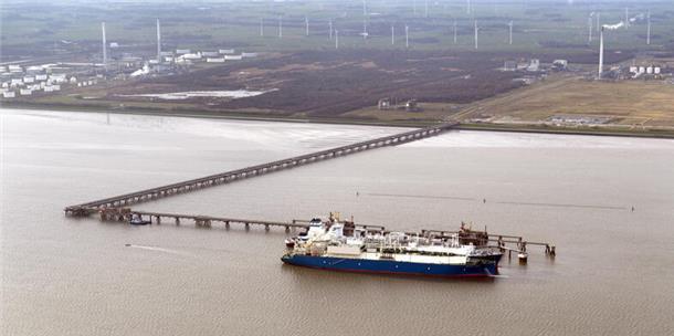 Gewaltige Schiffe sorgen in Wilhelmshaven für Alternative zum Russen-Gas Geschützt und tief genug: Der Jadebusen ist ideal für ein LNG-Terminal.