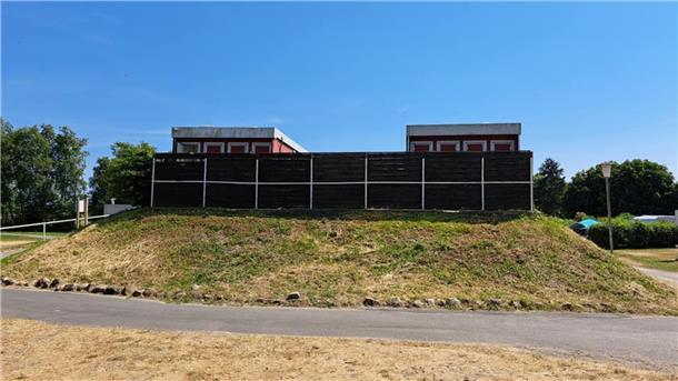 Geschützt vor Hochwasser: Die sanitären Anlagen stehen auf einem Wall. Sie sollen im nächsten Jahr erneuert werden. 