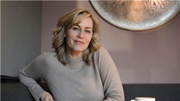 Gesine Cukrowski spielt die Hotelchefin Eva de Vries.