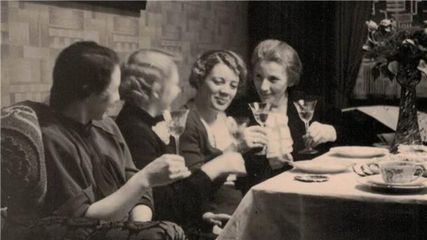 Gesine Karte, (rechts) und ihre Tochter Erna Gronau (Zweite von rechts) stoßen vor Ende 1944 mit zwei unbekannten Damen in einem Wohnzimmer in Bremen an. Die Damen sind offenbar gut gelaunt.