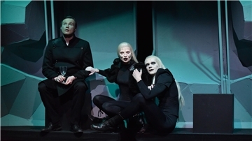  Der Erzähler (Marc Vinzing, links), Madeline (Julia Lindhorst-Apfelthaler, Mitte) und ihr Bruder Roderick (Leon Häder) in „Der Untergang des Hauses Usher“
