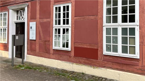 Angriff auf Stiftung niedersächsischer Gedenkstätten Gesplitterte Fensterscheiben an einem Gebäude der Stiftung niedersächsischer Gedenkstätten in Celle.