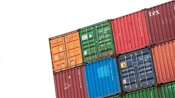 Gestapelte Container auf einem Gelände im Hafen von Hamburg.