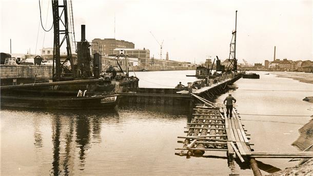 Gestern: Bis in die 1960er Jahre hinein hatte der Alte Hafen noch seine ursprüngliche Breite. Ab Anfang 1966 wurde das Becken zugeschüttet. Heute steht nur noch der ehemalige Getreidespeicher.