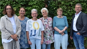 Gesundheitsamtsleiter Volker Blohm mit dem Familienhebammenteam (von links): Birgit Rath, Birgit Strempel, Koordinatorin Gertrud Bölke, Ulrike Bröckmann und Irmhilde Fuhrmann (nicht im Bild: Kirsten Kuilert und Ina Wingenfeld).