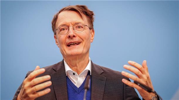 Gesundheitsminister Karl Lauterbach (SPD) ist auf der Suche nach Milliardensummen für die Pflegeversicherung. Beitragserhöhungen sind wahrscheinlich.