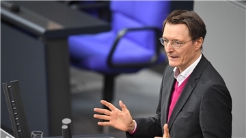 Gesundheitsminister Karl Lauterbach spricht bei der Debatte zum Gesetz zur kontrollierten Freigabe von Cannabis im Bundestag.